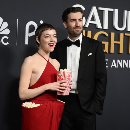 Attachment for Emma Stone Beri Kejutan Dengan Tampil Mengenakan Gaun yang Penuh Popcorn di SNL50