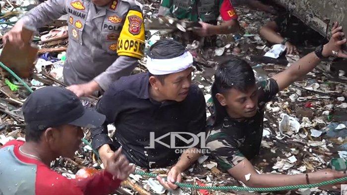 Attachment for Netizen Heboh Bandingkan Gaya Dedi Mulyadi dengan Gubernur Lain Saat Banjir: Sebelah Naik Heli
