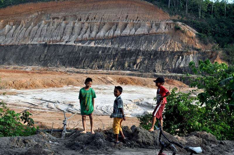 Lubang-Tambang-dan-Anak.jpg