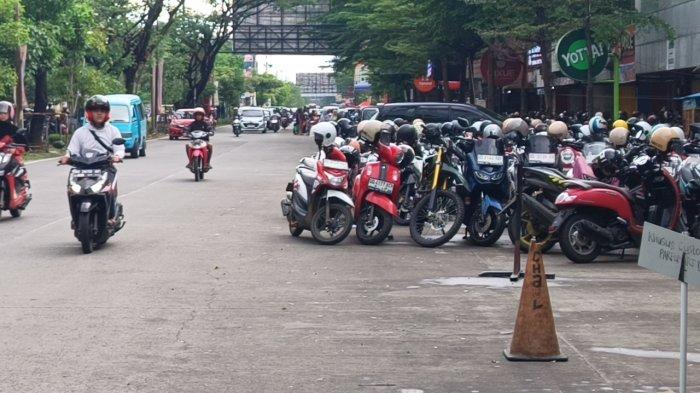 20250707-Suasana-parkir-di-Jl-Boulevard-Makassar.jpg