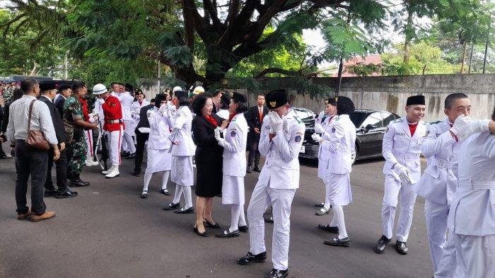 Anggota-Paskibraka-Sulawesi-Utara-menangis-usai-jalankan-tugas.jpg