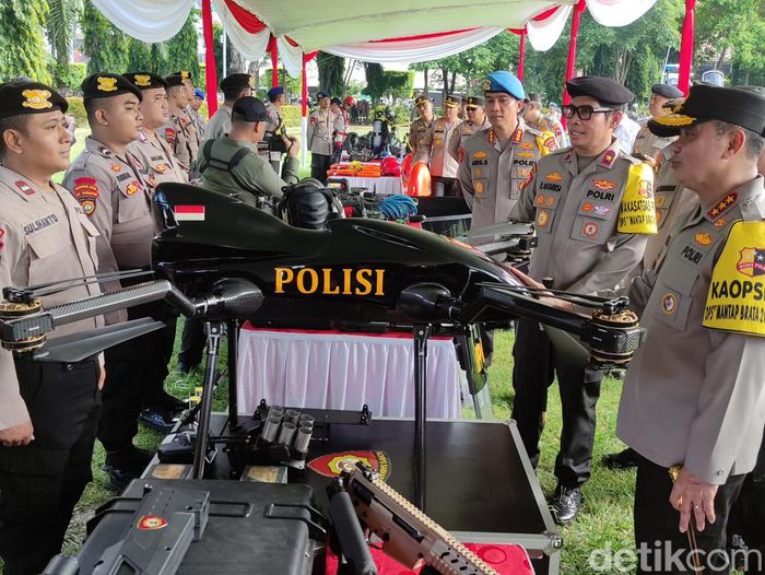 drone-pelontar-gas-air-mata-milik-polda-jateng-ditunjukkan-dalam-apel-kesiapan-pengamanan-pemilu-di-simpang-lima-semarang-sabt_43.jpeg