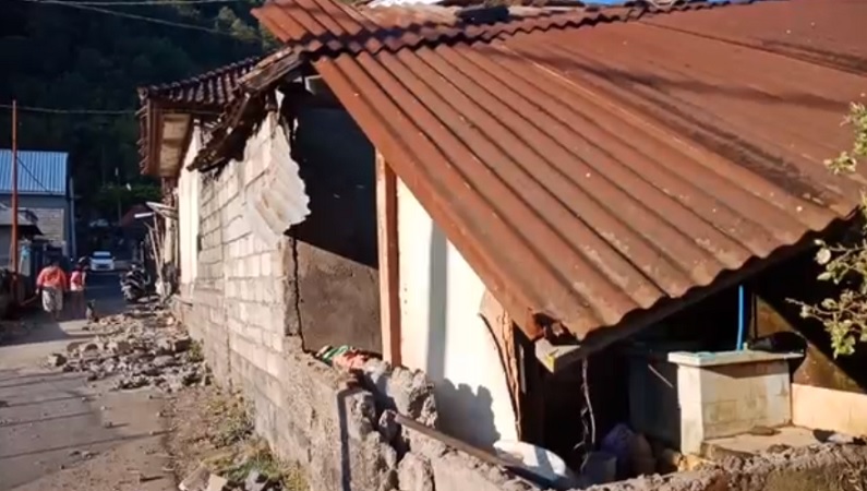 gempa-guncang-karangasem-bali-puluhan-rumah-dan-tempat-ibadah-rusak-parah-vEbY9NEHJA.jpg