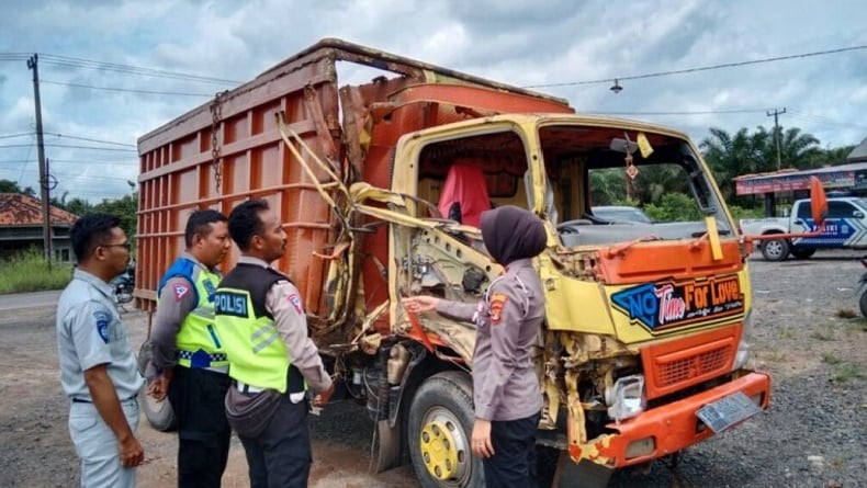 kecelakaan_truk_di_jalintim_lampung_tengah.jpg
