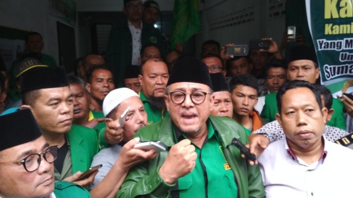 ketua-dpw-ppp-sumut-yulizar-parlagutan-lubis-di-kantor-dpw-ppp_20180116_201818.jpg