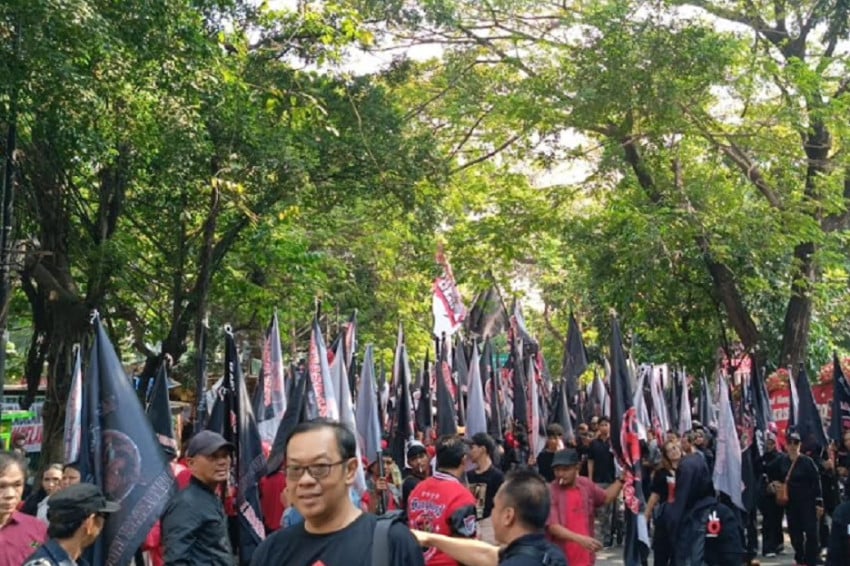 pendukung-hasto-kristiyanto-padati-jalan-bungur-besar-raya-jelang-sidang-vonis-zxw.jpg