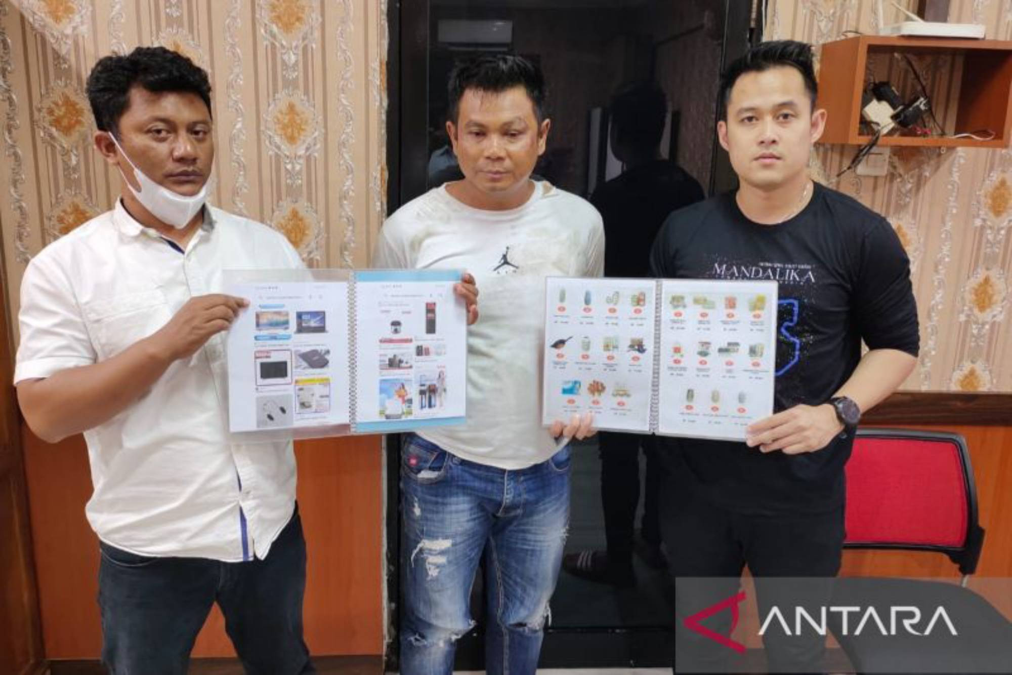 petugas-kepolisian-menunjukkan-alat-bukti-kejahatan-yang-dil-jdtq.jpg