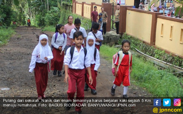 pulang-dari-sekolah-nanik-dan-enam-temannya-harus-berjalan-kaki-sejauh-5-km-menuju-rumahnya-foto-bagus-rioradar-banyuwangijpnncom.jpg