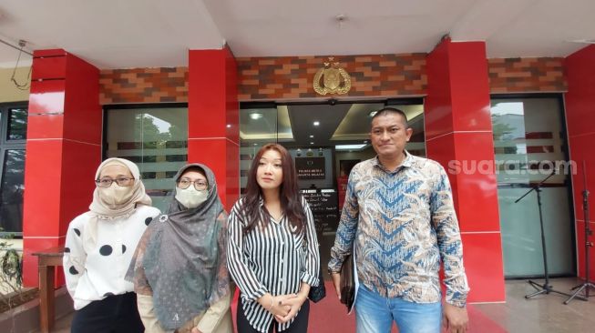 39372-rkd-istri-sah-eks-politisi-pks-bukhari-yusuf-kedua-dari-kiri-saat-diperiksa-kasus-kdrt.jpg
