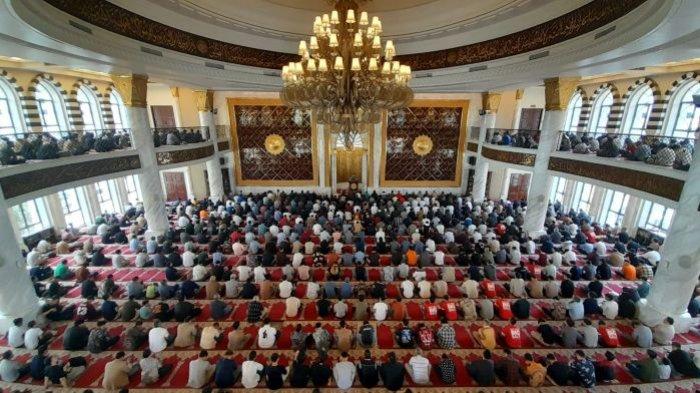 Khutbah-jumat-di-Masjid-Agung-Trans-Studio-Bandung-2.jpg