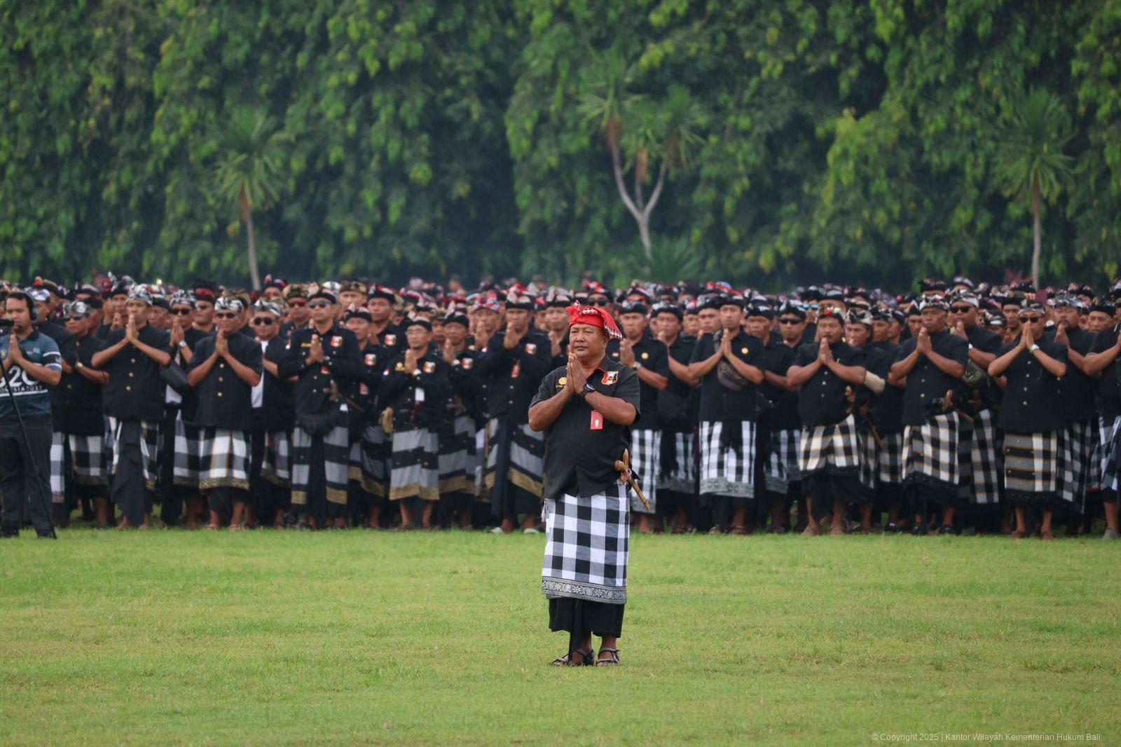 large-mengenal-pecalang-garda-terdepan-penjaga-keamanan-desa-adat-di-bali-lODXxtNTdq.jpg
