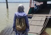 Attachment for Menyeberangi laut, menembus hutan, ini kisah perjuangan guru di perbatasan demi mengajar setiap hari