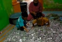 Attachment for Viral, Warga Bekasi Temukan Celengan Unik di Balik Pintu, Netizen: Pintu Rezeki yang Nyata